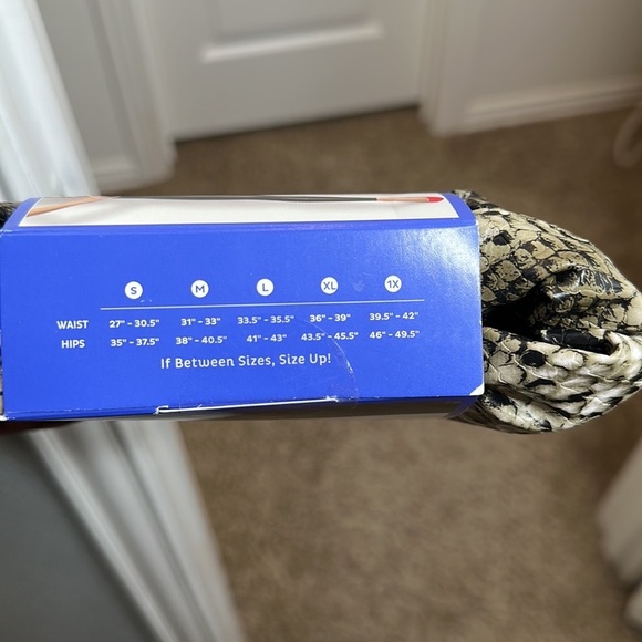 NIB!  Asset Spanx Faux Leather Snake print Shaping Leggings Sz‎ Medium - Picture 3 of 8